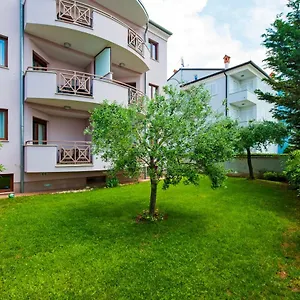 apartments-and-rooms-camaiore.in-istria.net/